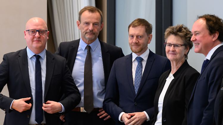 Henning Homann von der SPD, Jörg Scheibe vom BSW, Sachsens Ministerpräsident Michael Kretschmer von der CDU, BSW-Chefin Sabine Zimmermann sowie Marcel Machill vom BSW (v. l. n. r.) arbeiten weiter an der Regierungsbildung im Freistaat.