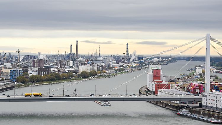 Große deutsche Chemiekonzerne wie BASF in Ludwigshafen am Rhein leiden unter den hohen Energiepreisen in Deutschland.