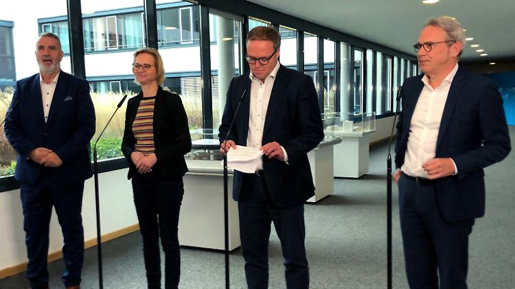 Die BSW-Politiker Steffen Schütz und Katja Wolf, CDU-Fraktionschef Mario Voigt sowie SPD-Chef Georg Maier stellten ihre Friedensformel vor.