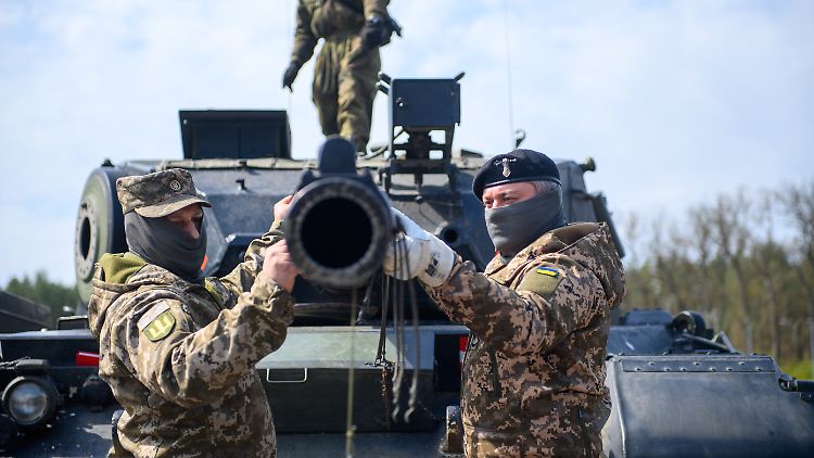 Ukrainische Soldaten arbeiten an der Panzerkanone eines Kampfpanzers vom Typ Leopard 1 A5. Das BSW lehnt deutsche Waffenlieferungen an die Ukraine im Gegensatz zu SPD und CDU ab.