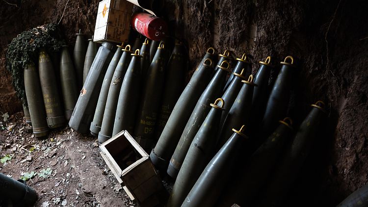 Granaten einer ukrainischen Artillerieeinheit in der Region Donezk.