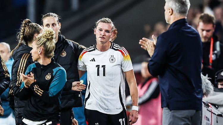 Alexandra Popp nach ihrer Auswechslung in ihrem letzten Spiel für den DFB.