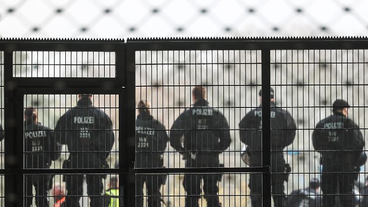 Die Polizei war im Stadion, bei der sogenannten Drittortauseinandersetzung in Brandenburg aber machtlos.
