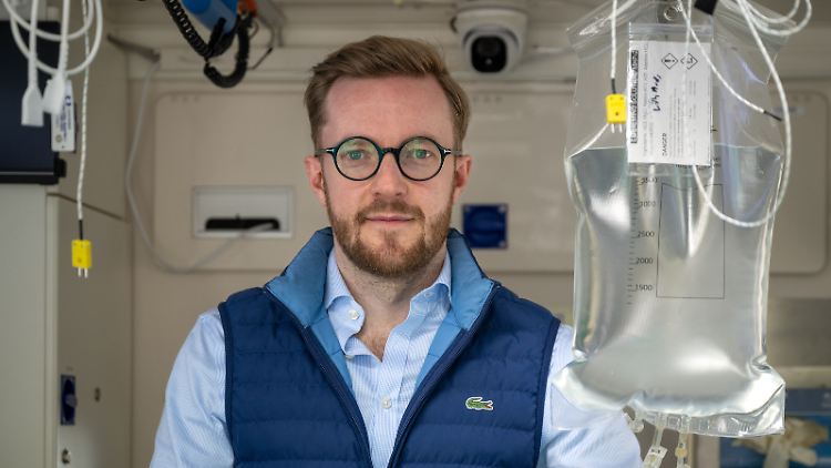 Emil Kendziorra, Chef von Tomorrow Biostasis, hat sich auf die Kryokonservierung von Menschen spezialisiert. Um die Prozedur mobil vornehmen zu können, hat das Unternehmen einen Krankenwagen umgebaut.
