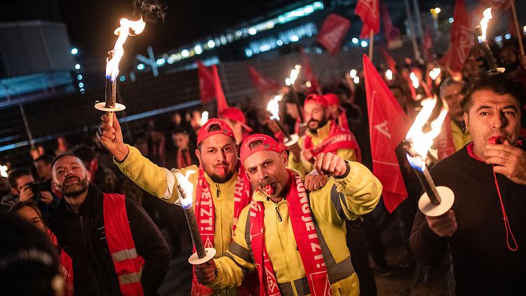 Auch bei Porsche in Stuttgart-Zuffenhausen wird in der Nachtschicht gestreikt. 