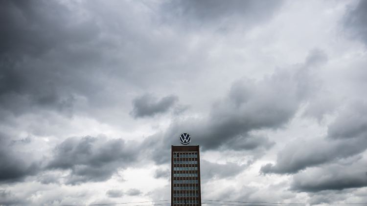 Allein bei VW stehen mehrere Zehntausend Jobs auf dem Spiel. Drei Werke sollen geschlossen werden.  Fährt der wichtigste Wirtschaftszweig Deutschland gerade mit Karacho gegen die Wand?