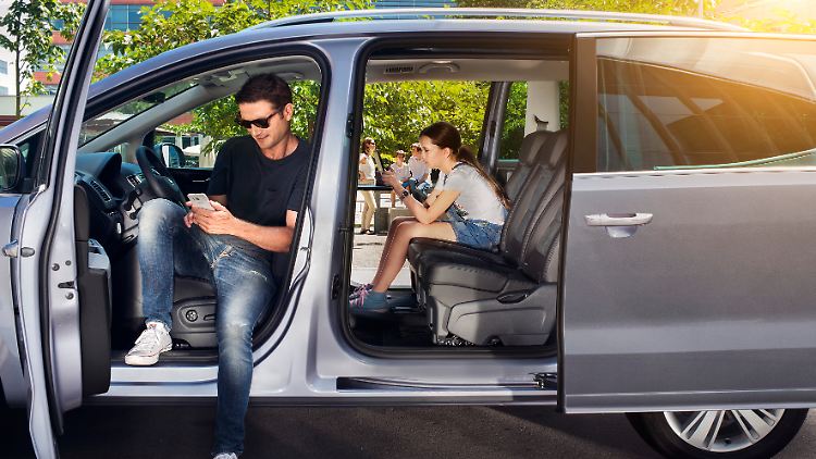 Zu den vielen praktischen Eigenschaften des Seat Alhambra gehören seine Schiebetüren. Bis zu sieben Personen können Platz nehmen.