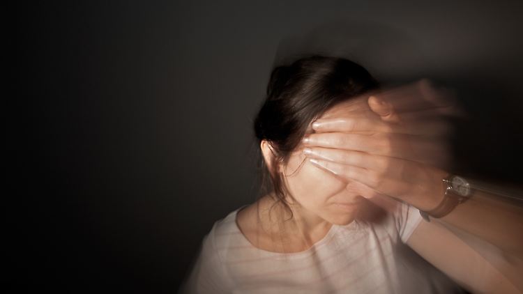 Sehstörungen, Missempfindungen, Verwirrtheit oder unkontrollierte Bewegungen: Die Anzeichen eines epileptischen Anfalls können vielfältig sein.