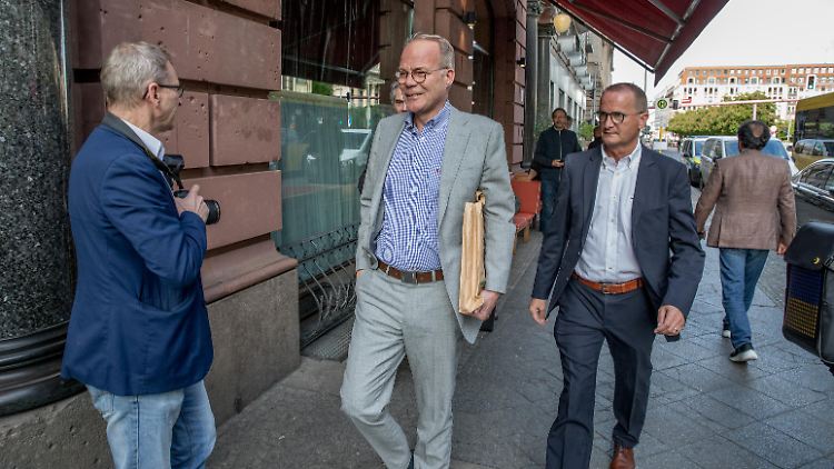 Miersch (m) war im Frühjahr auch bei Schröders Geburtstagsfeier in einem Berliner Nobellokal zu Gast. 