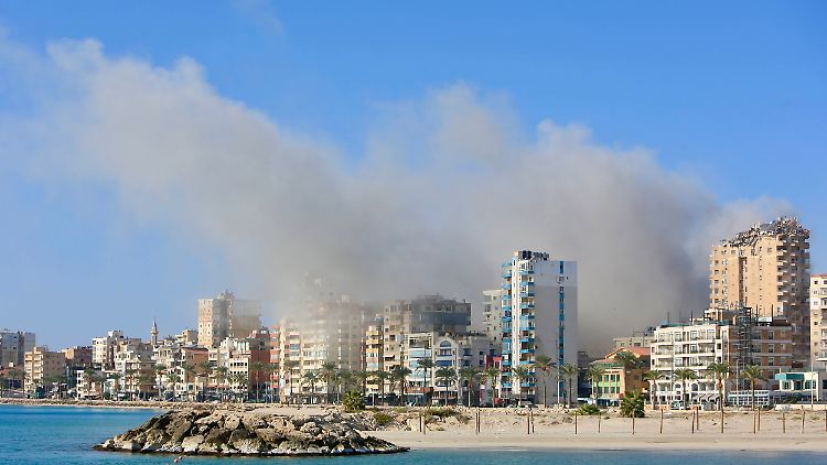Rauch steigt auf nach israelischen Luftschlägen auf die libanesische Stadt Tyre. 