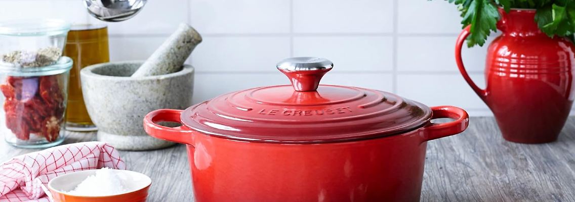 Le Creuset ist bekannt für seine Schmortöpfe und Bräter aus emaillierten Gusseisen: Was taugen sie und gibt es günstige Alternativen?