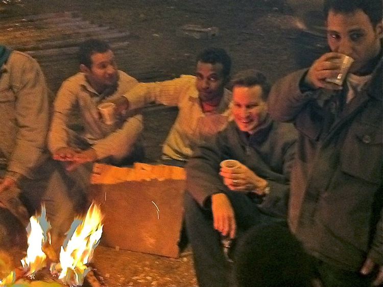 Der Blogger Richard Gutjahr (2.v.r.) sitzt in der ägyptischen Hauptstadt Kairo mit Demonstranten auf der Straße an einem Feuer. Er hat sich auf eigene Faust nach Kairo aufgemacht, um in seinem Blog live von der Revolution in Ägypten zu berichten. (Bild vom 31.01.2011)