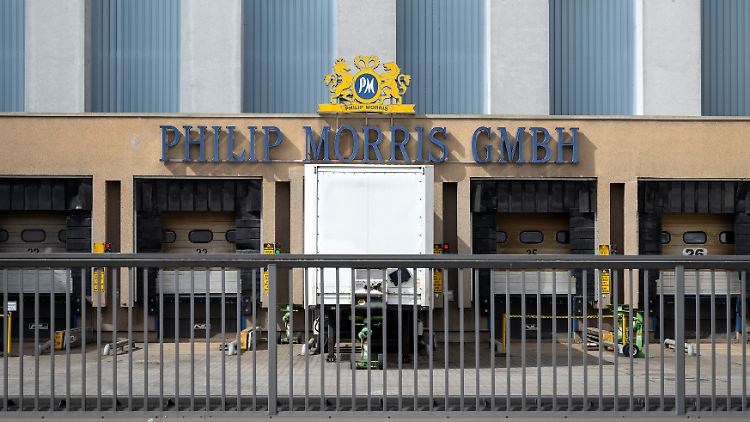 Philip Morris fährt gerade Rekord-Werte an der Börse ein. Die deutschen Produktionsstätten sollen dennoch schließen.