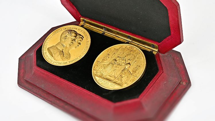 Auf den Medaillen aus reinem Gold sind Kaiserin Elisabeth und Kaiser Franz Joseph l. abgebildet.  