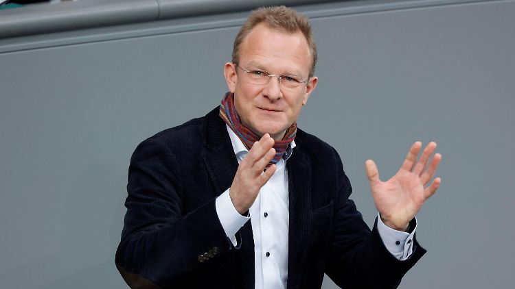 Maik Außendorf will lieber "in einem weltanschaulich und religiös neutralen Sitzungssaal" seiner Arbeit nachgehen, schreibt er.  
