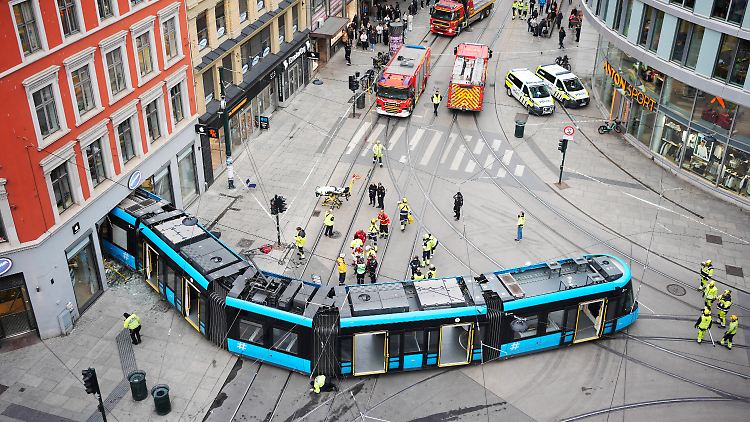 Der Großteil des ersten Wagens der Straßenbahn fuhr in das Computergeschäft hinein. 