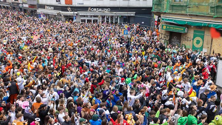 Karneval, wie hier in Köln 2023, ist eine Herausforderung für Sicherheitskräfte.