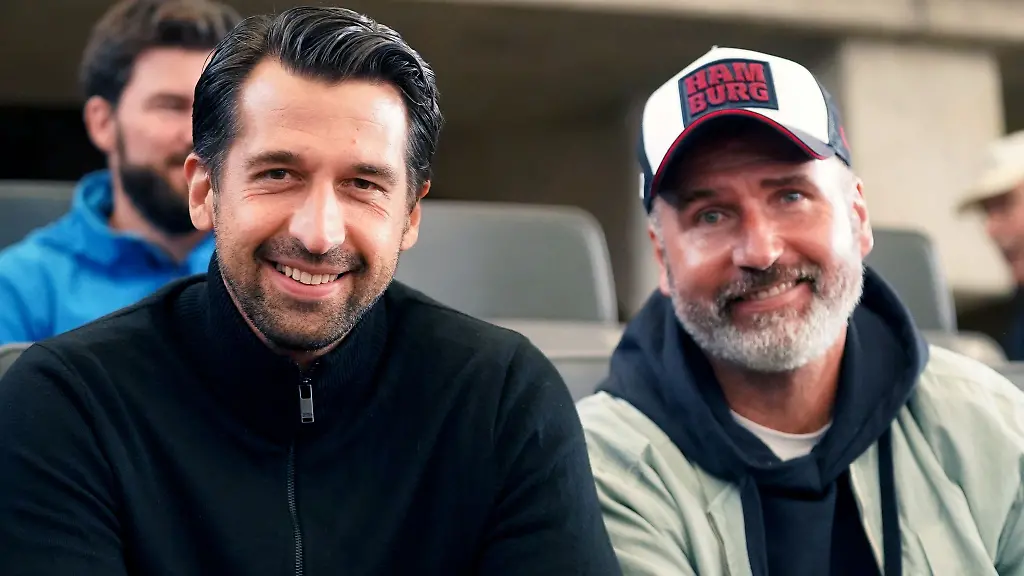 Hamburgs-Jonas-Boldt-l-und-Hamburgs-Trainer-Tim-Walter-sitzen-auf-der-Tribuene