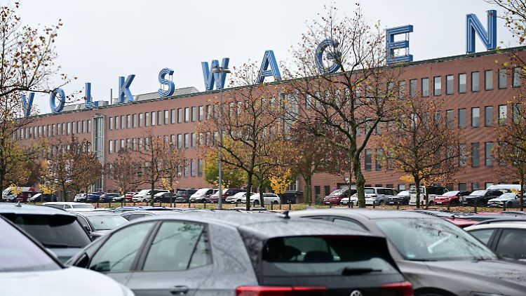 VW droht dem Betriebsrat zufolge damit, mindestens drei Werke in Deutschland zu schließen.