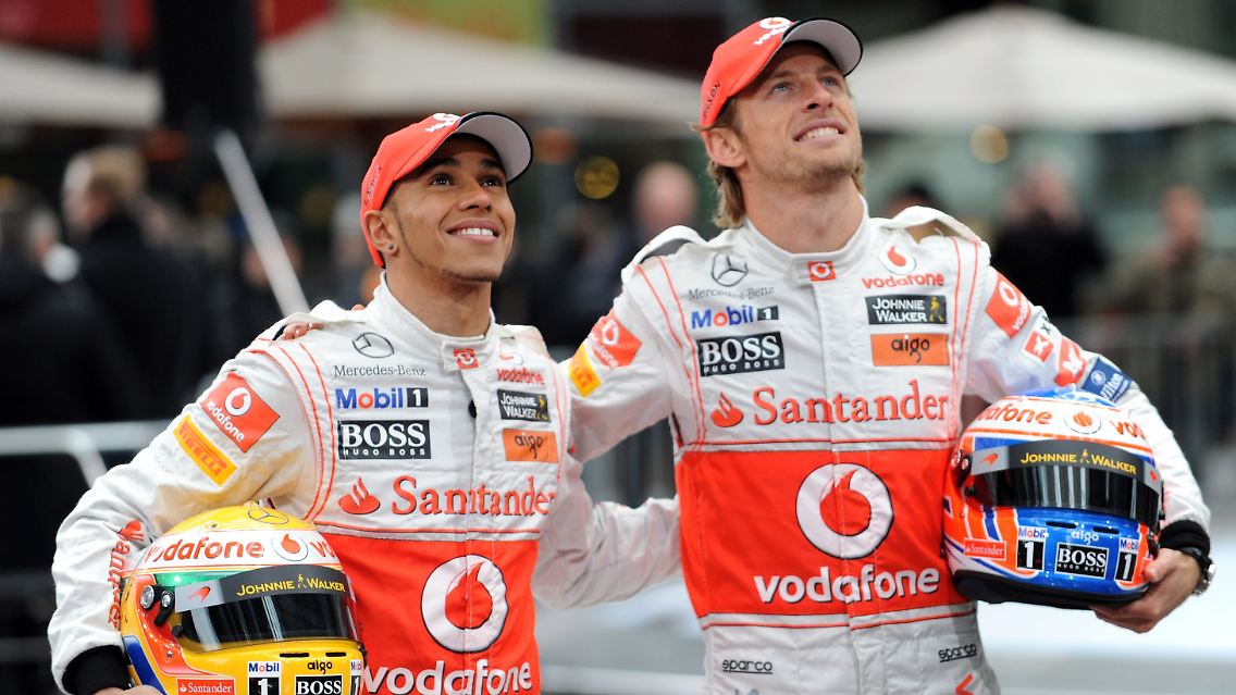 Kann er auch fliegen? Lewis Hamilton und Jenson Button in Berlin.
