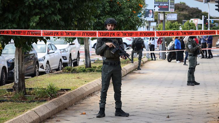 Ein israelischer Sicherheitsbeamter steht am Tatort eines Rammangriffs in Ra'anana. Anfang des Jahres sind dort eine Frau getötet und mehr als ein Dutzend Menschen verletzt worden.