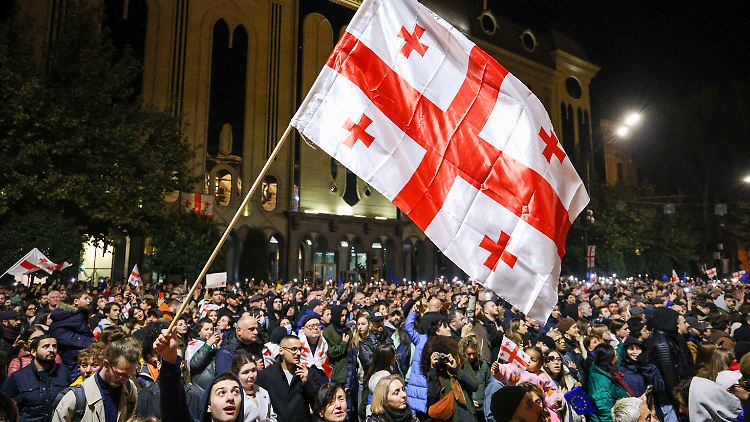 Tausende Menschen protestierten nach der Bekanntgabe des Wahlergebnisses in der Hauptstadt Tiflis.