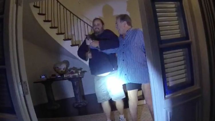 Beim Angriff auf Paul Pelosi wurde der Täter von Polizisten festgenommen.
