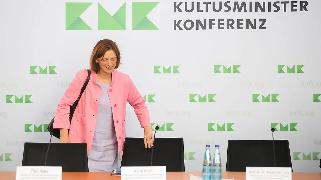 Schleswig-Holsteins-Bildungsministerin-Karin-Prien-kommt-zu-einer-Pressekonferenz