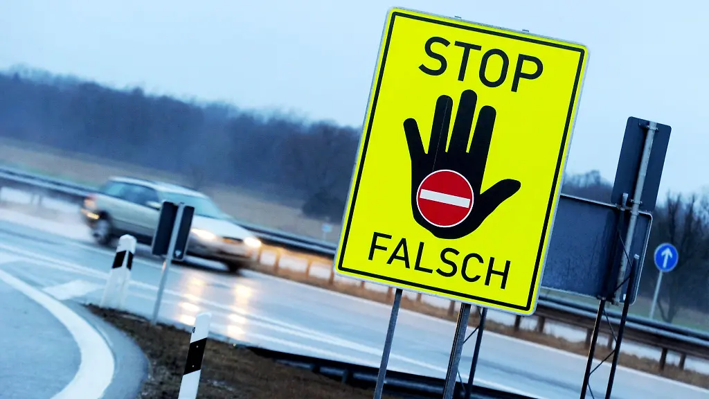 Wer-falsch-auf-die-Autobahn-auffaehrt-bringt-sich-und-andere-in-Lebensgefahr-An-manchen-Auffahrten-warnen-Schilder-davor-dass-man-irrtuemlich-die-falsche-Richtung-eingeschlagen-hat