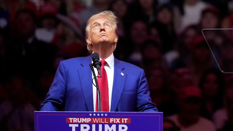 Präsidentschaftsbewerber Donald Trump bei seinem Wahlkampfevent im Madison Square Garden in New York, wo auch Komiker Tony Hinchcliffe auftrat.