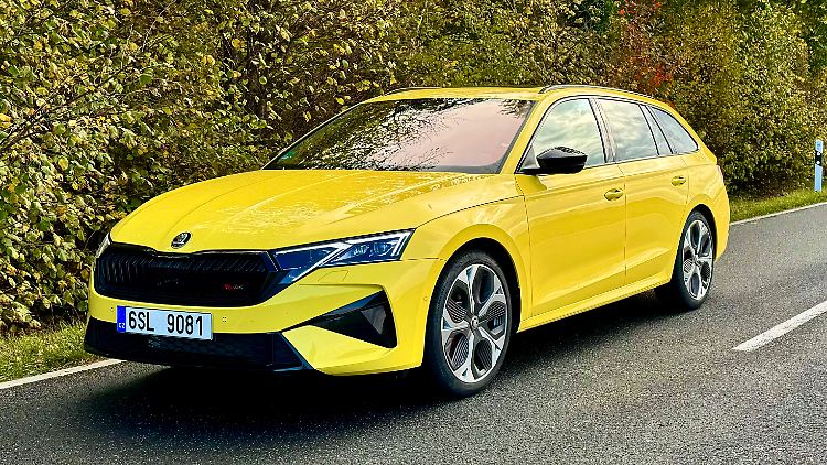 Etliche schwarze Akzente wie Außenspiegel und Teile des Stoßfängers lassen den Skoda Octavia RS sportlich herüberkommen.