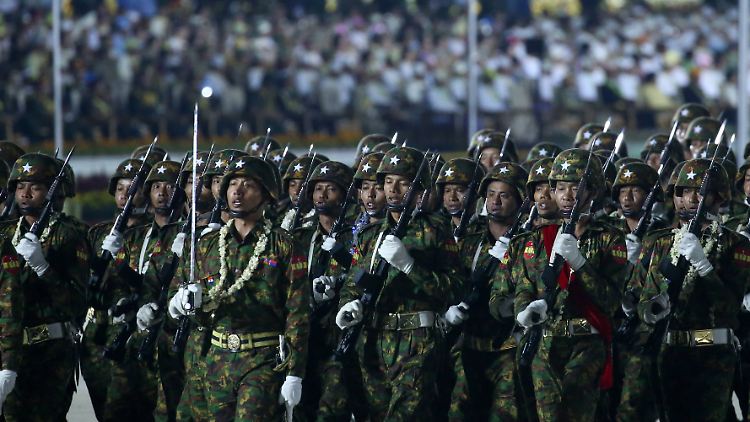 Militärs aus Myanmar bei einer Parade.