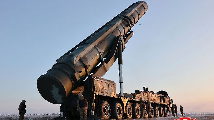 Eine Interkontinentalrakete wird im Dezember 2023 an einem ungenannten Ort in Nordkorea für den Start vorbereitet.