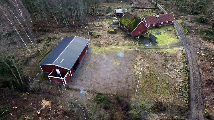 Luftaufnahmen zeigen die Farm von Martin T. mit dem schallisolierten Bunker auf der linken Seite.