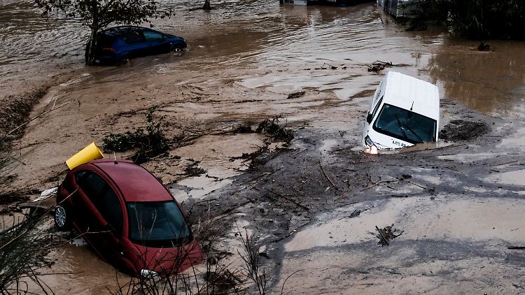 Wassermassen reißen Autos mit.