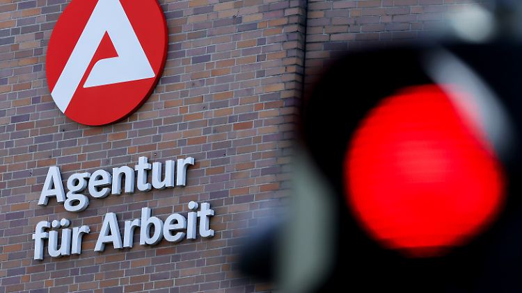 Normalerweise geht die Zahl der Arbeitslosen im Oktober stärker zurück. 