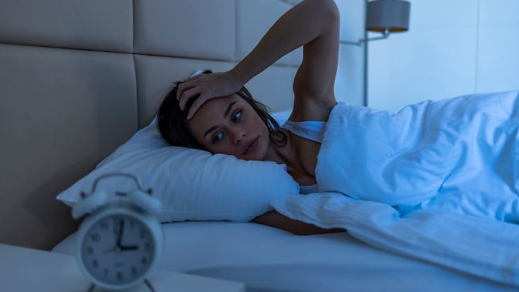 Durch die immer kürzer werdenden Tage droht bei vielen Menschen Antriebslosigkeit. Wir zeigen Strategien, die Herbstdepression zu bekämpfen.