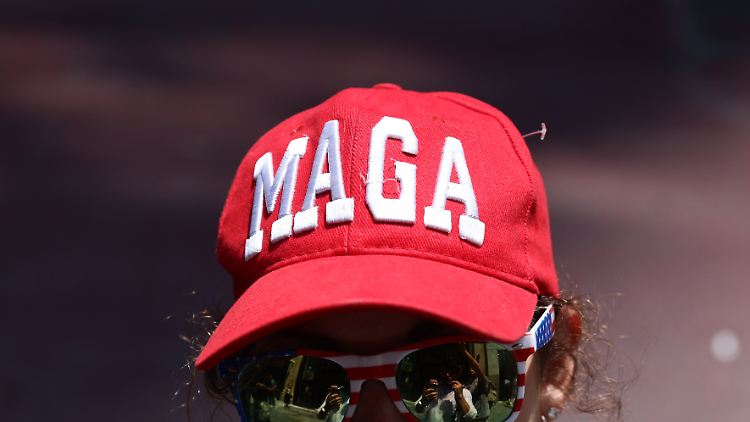 Die Kappe mit dem MAGA-Schriftzug wird im Trump-Shop für 50 Dollar pro Stück verkauft. 