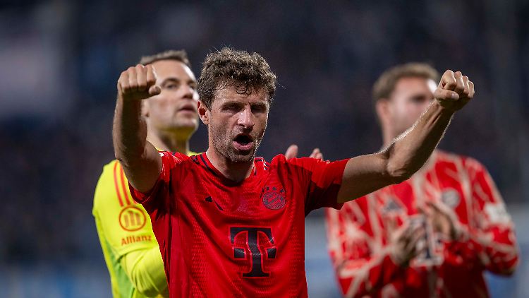 Thomas Müller feiert im Trikot des FC Bayern.