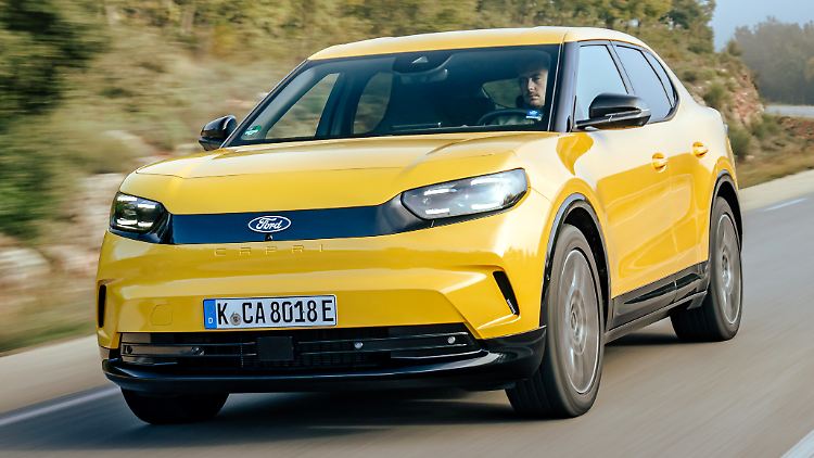Der neue Ford Capri in der auffälligen Lackierung namens Vivid Yellow. Die schwarze Blende und die Scheinwerfer ergeben den "Hundeknochen"-Look.