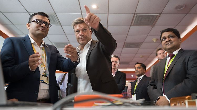 Habeck beim Besuch einer großen deutschen Delegation in Indien.