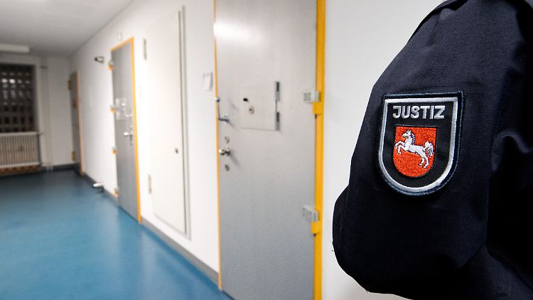 Wegen des Verdachts der Bestechlichkeit gerät ein Top-Ermittler selbst ins Visier der Justiz.