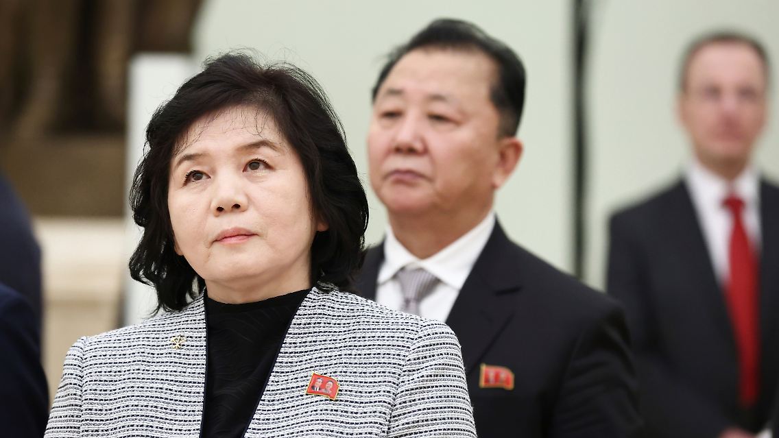 Zu sehen ist Nordkoreas Außenministerin Choe bei ihrem Moskau-Besuch im Januar, als sie den russischen Präsideten Putin traf.
