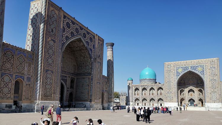 Scholz zeigte sich bei einem Besuch beeindruckt von den "goldglitzernden Plätzen und Palästen" in Samarkand.