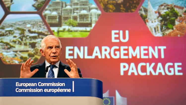 Der Leiter der Außenpolitik der Europäischen Union, Josep Borrell, informiert über das "Erweiterungspaket 2024".