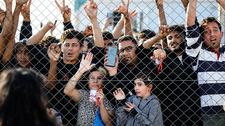 Bewohner des Flüchtlingslagers reagieren sehr emotional auf den Besuch des Bundespräsidenten. 