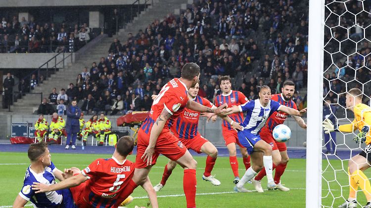 Der Zweitligist siegt im eigenen Stadion.