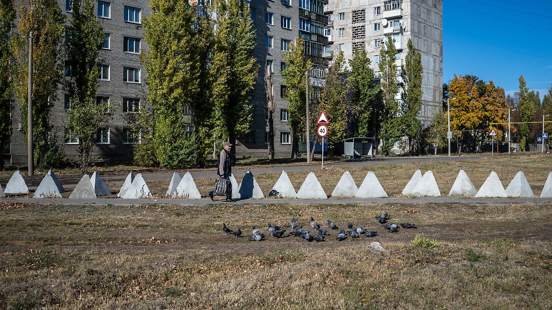 Panzersperren aus Beton: In der Stadt sind sogenannte Drachenzähne zu sehen.
