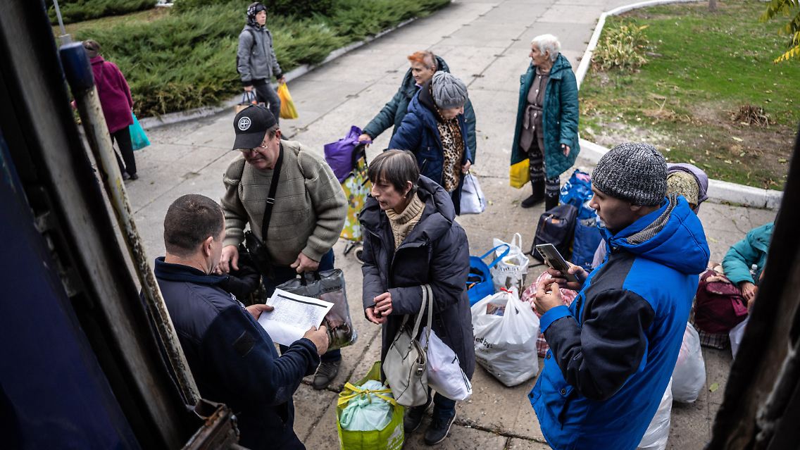 Die Evakuierung von Pokrowsk geht weiter. Oft sind es ältere Menschen, die sich noch in den Frontgebieten aufhalten. Sie sind auf die Hilfe anderer angewiesen.