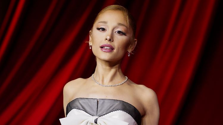 Ariana Grande ist seit 2023 mit Ethan Slater liiert. 